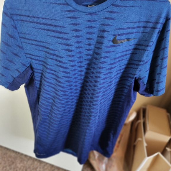 4 Nike shirts - Picture 5 of 5